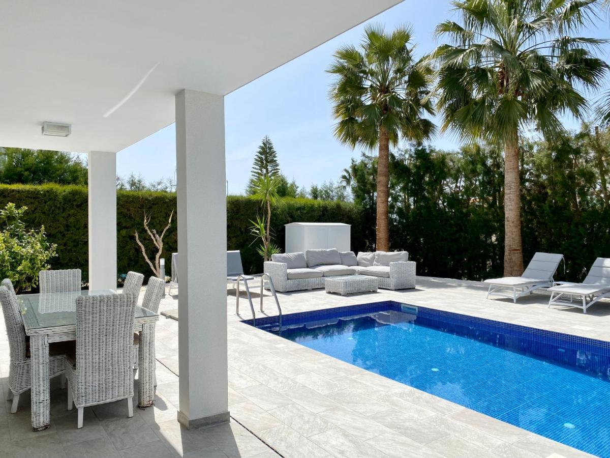 Luxury Villa Roma Near The Beach Coral Bay Exterior photo